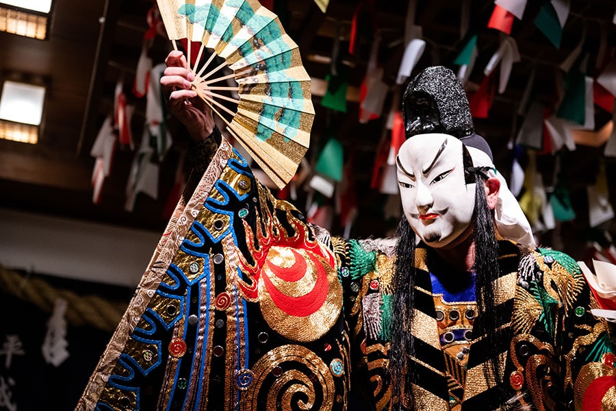 島根各地では、日本神話の世界を描いた伝統芸能「神楽」が受け継がれ、その公演が盛んに行われている。なかでも「石見（いわみ）神楽」は、絢爛さで見る者を圧倒。