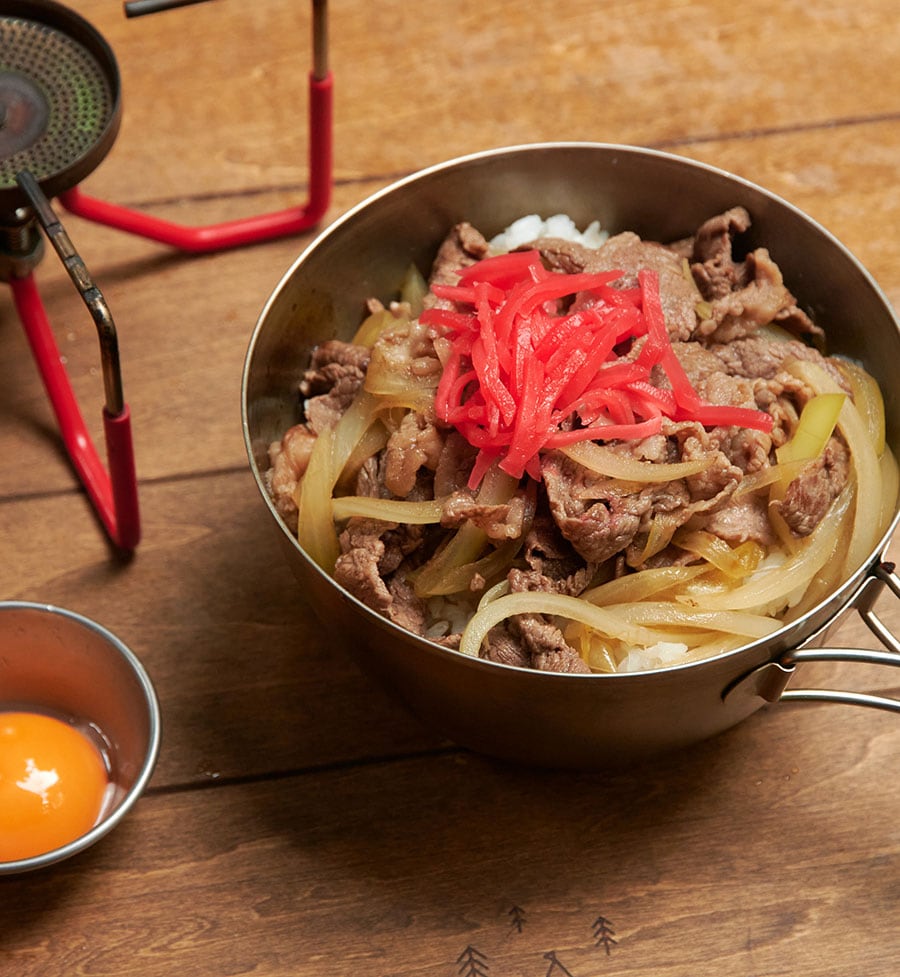 麵つゆでさっと作れる簡単牛丼『自分をもてなす至福の88品 日本一おいしいソト呑みレシピ』（KADOKAWA）。