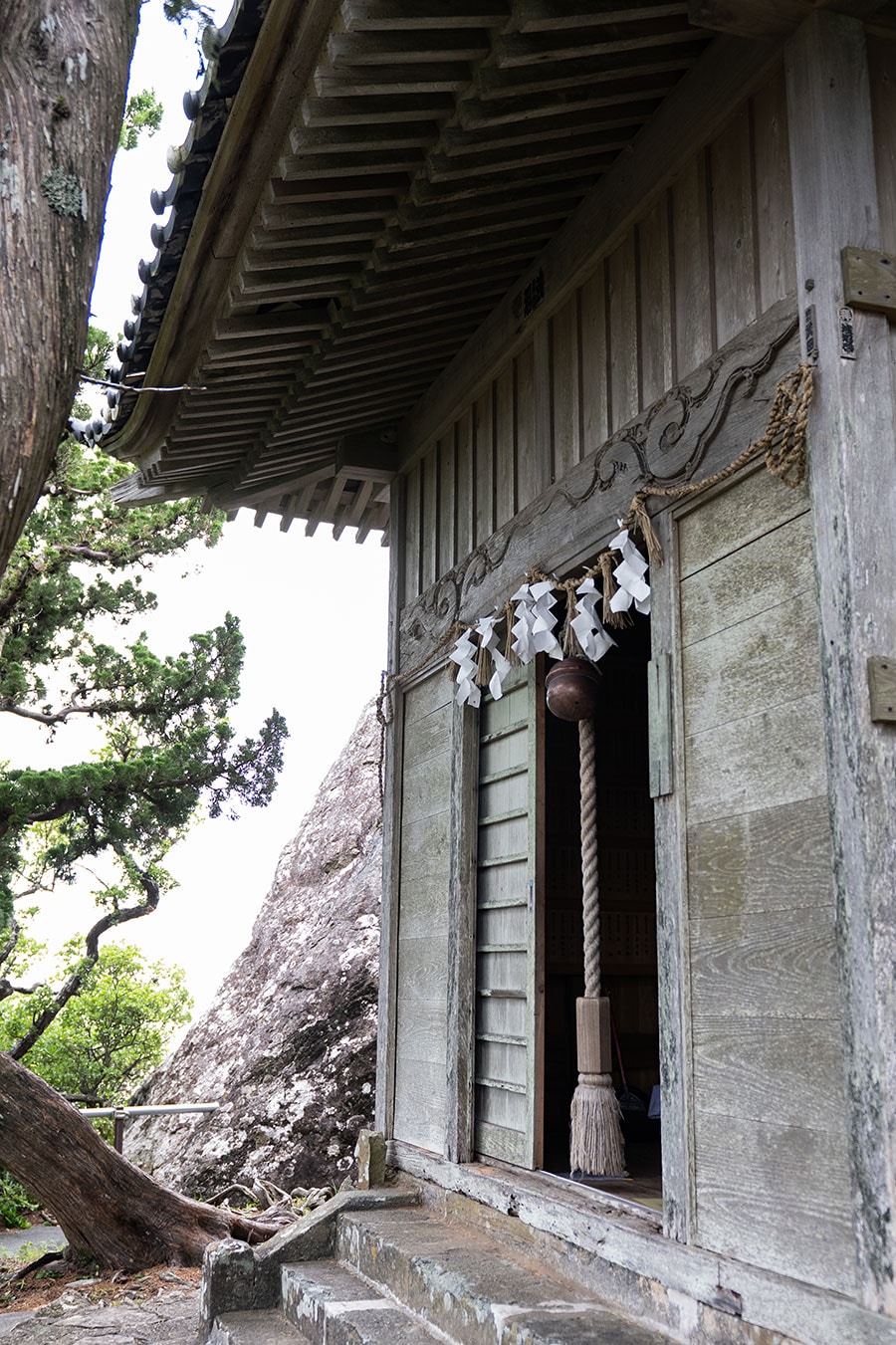 烏帽子山頂上のすぐ下に本殿があります。