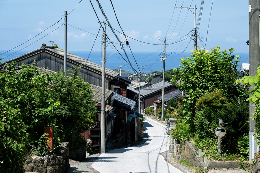 段丘をいかしてつくられた鉱山町には坂道が多く、見晴らしのよい風景と出合うことも。