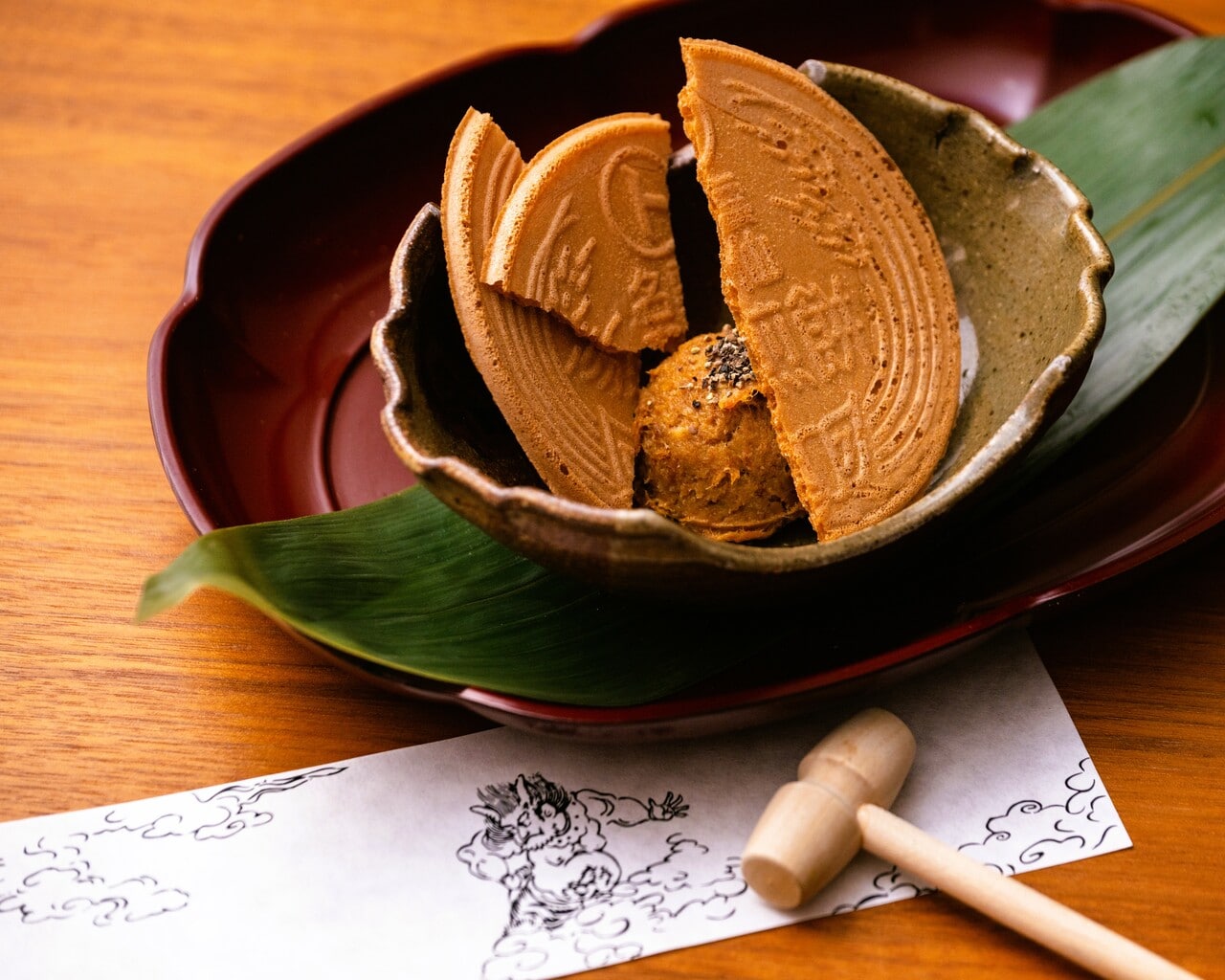 夕食の一品、木槌でせんぺいを割り、邪鬼払いをして味わう「鬼やらい 湯せんぺい 豚角煮リエット」。