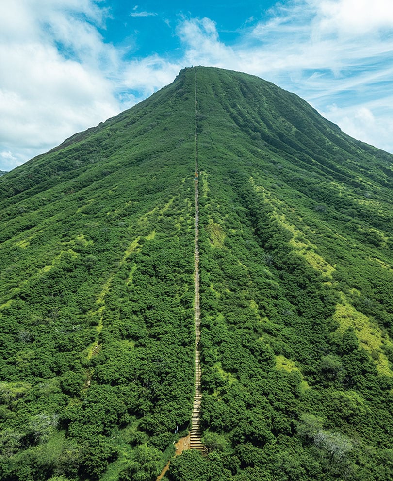 Koko Crater Tramway（ココ クレーター トラムウェイ）。頂上まで一直線、階段が続く。