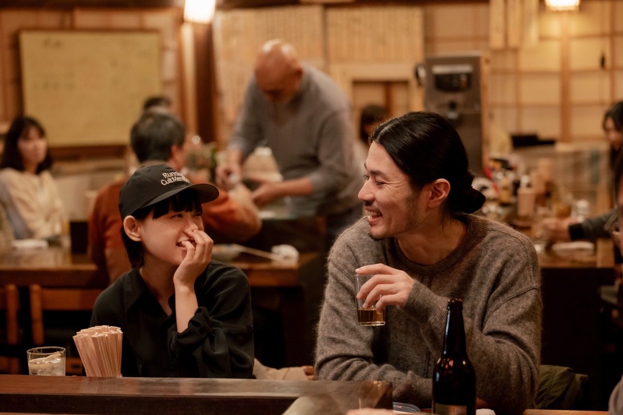 文菜（杉咲花）と小説家の先輩・山田線（内堀太郎）（「冬のなんかさ、春のなんかね」公式Xより）。