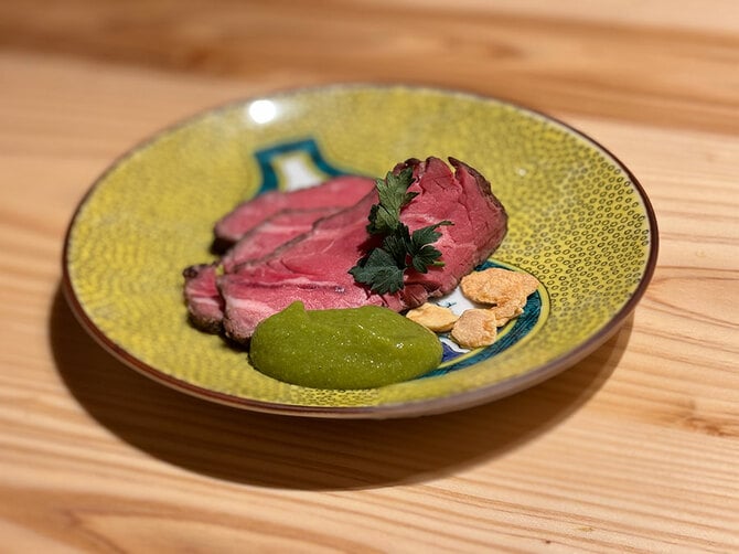 ローストビーフに添えたのは、葉にんにくをすりつぶして味噌などを合わせた「ぬた」。パンチのある風味でカツオにも合う。