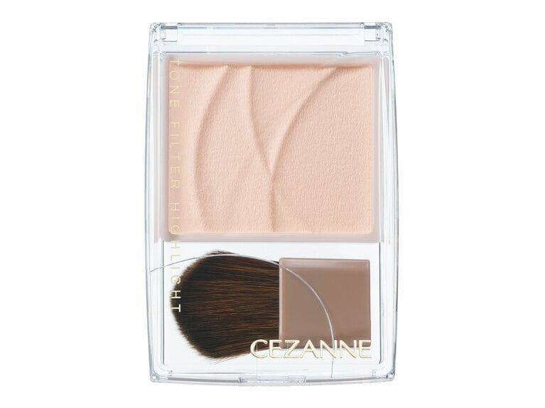 くすみや顔を暗く見せる影を、ひと塗りでレタッチしたかのようにカバーしてくれるパウダータイプのハイライト。毛穴や赤味、色ムラなどもトータルでカバーしてくれて優秀。皮脂吸着パウダーも配合されているので、ひたいや小鼻などのテカリゾーンにも対応。高保湿で軽い感触の植物性由来のオイルが配合されていて、さらに粒子の細かいなめらかな質感のパウダーなので、粉だけどしっとりした感触の点も好評。美容保湿成分として、スクワラン、ホホバ種子油、ヒアルロン酸Na、パンテノール、アーモンド油を配合。トーンフィルターハイライト 01 フィルターベージュ 693円／セザンヌ