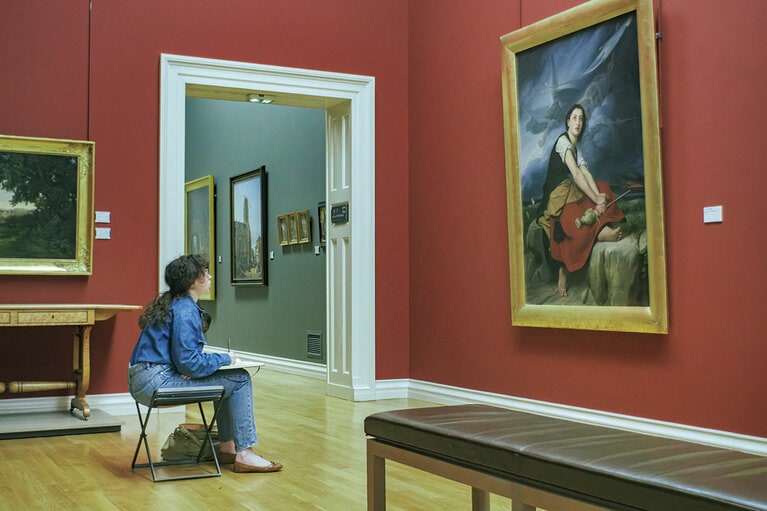 館内は模写に勤しむ学生も多い。