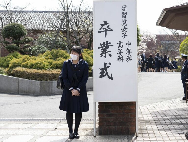 報道陣からの声かけに応えられる愛子さま　©JMPA