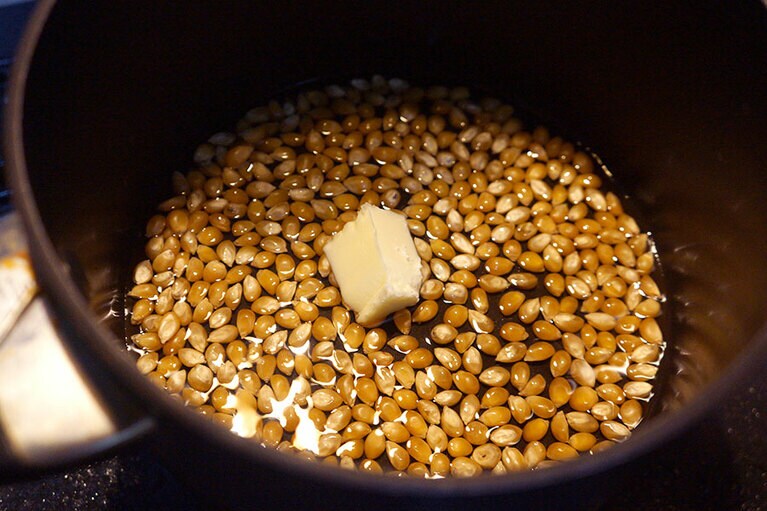 鍋底に素を敷きつめ、全体にいきわたるくらいの油を投入。バターもinしてみる。