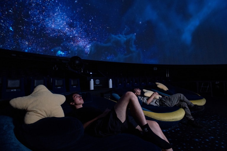 三日月シートにごろり。プラネタリウムの画像は今回の作品とは関係ありません。