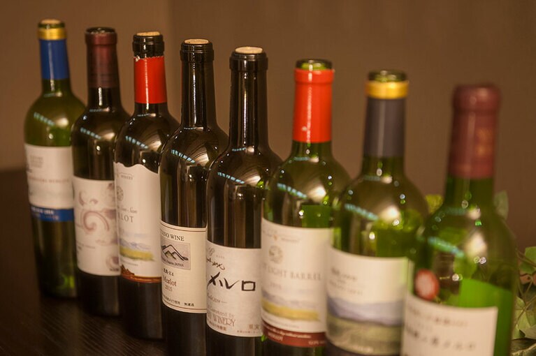 コンサートの時間になるとロビーに「信州WINE BAR」がオープン。スタッフが自らワイナリーに足を運んで厳選したワインを、音楽とともに。