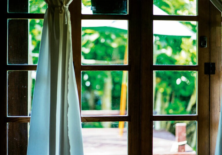 母屋に隣接したデラックスタイプの客室から外を眺めて。暮らすように泊まりたくなる。