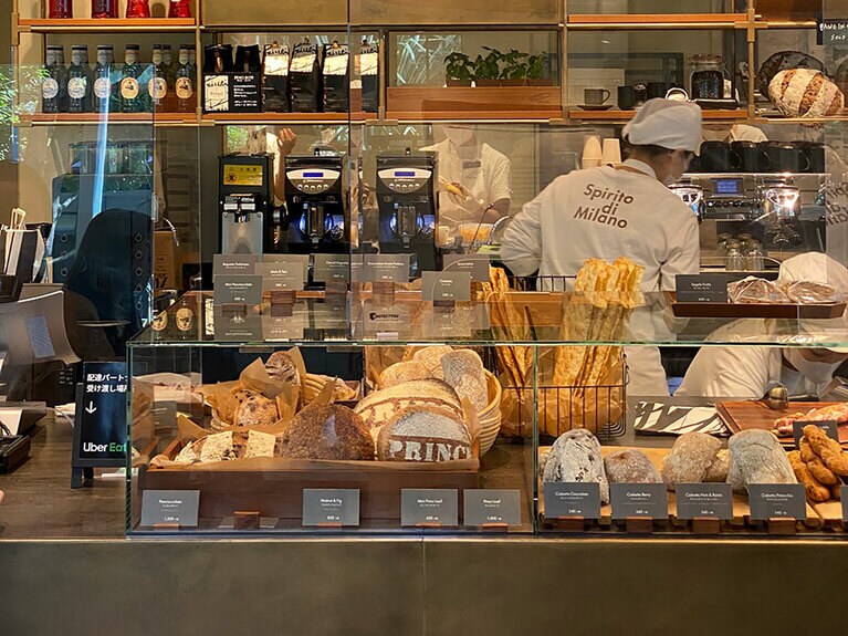 代官山T-SITEに訪れるのは子ども連れから年配のかたまで幅広い客層。