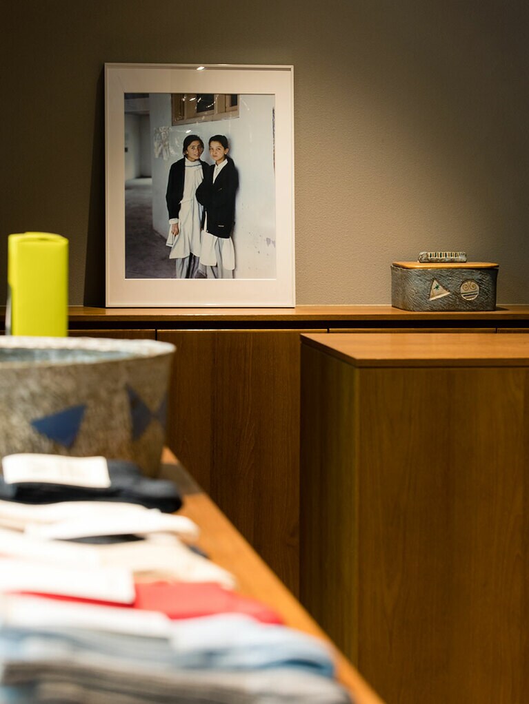 フロント棟には売店、夜はバーになるラウンジが2階に併設されている。随所に飾られている現代アートは、高田さんがコレクションしてきた作品。また各部屋は六本木のYutaka Kikutake Galleryに協力を仰いだ。