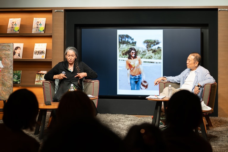 ビキニの大きさを示す順子さん。