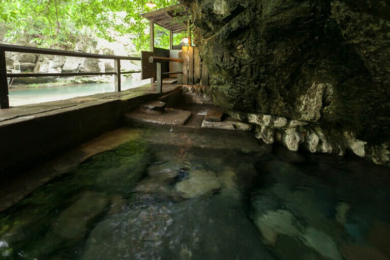壁湯温泉 旅館 福元屋［大分／壁湯温泉］壁湯天然洞窟温泉 露天風呂。