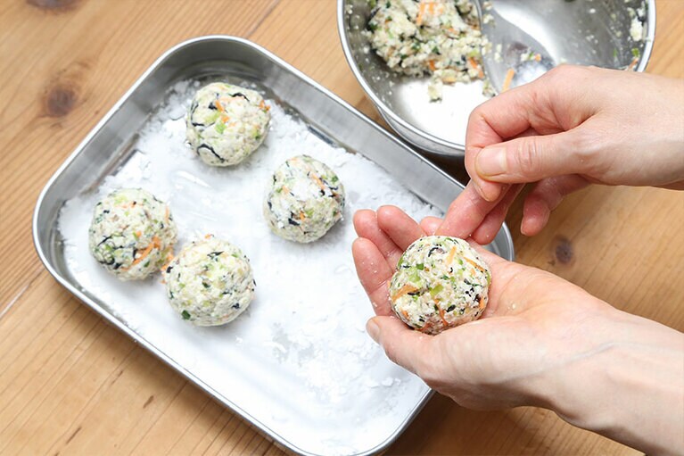 直径3、4cmくらいの団子状に丸めて表面に片栗粉をまぶす。