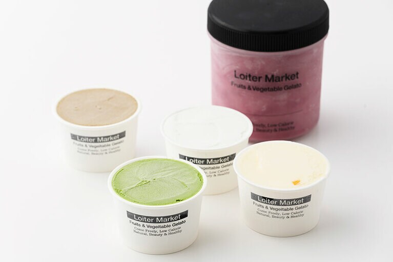 Loiter Market「ジェラートカップ、ボトル」左から時計回りに：八女ほうじ茶 480円（100ml）、糸島産 塩 450円（95ml）、アサイーブレンドtype Bottle 2,500円（500ml）、糸島産甘夏 480円（100ml）、八女抹茶 480円（100ml）／福岡県