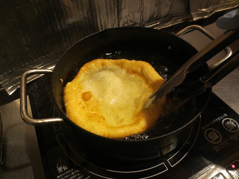 高温の油で揚げると、ぷっくり膨らむ。