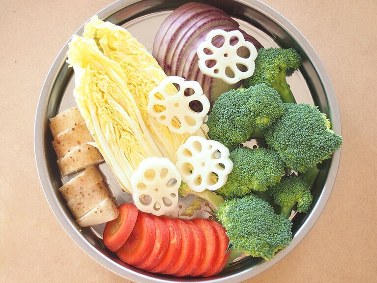 (3) 野菜は好みの大きさにカットし、蒸し網に並べて入れます。