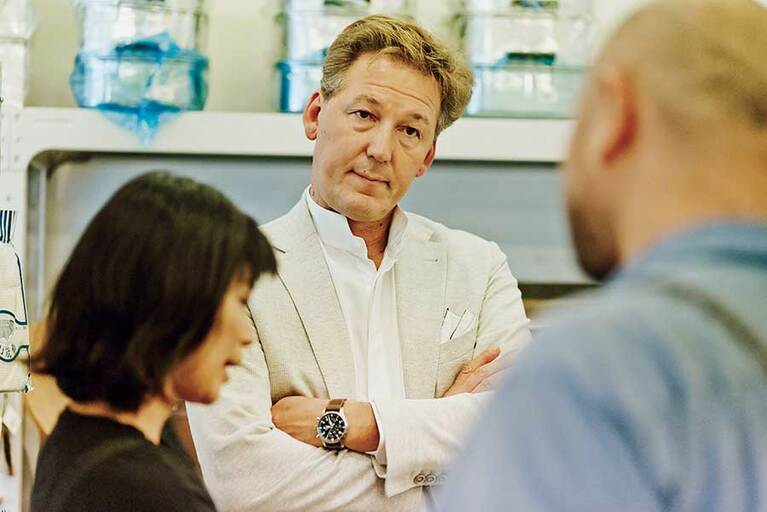 「ざるやアク取りひとつ取っても、日本のものはクオリティが違うね。手入れしやすいように、網を全て溶接しているなんて知らなかったよ」