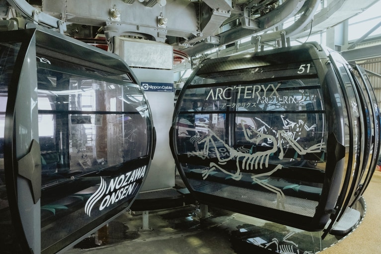 アークテリクスのラッピングが施されたゴンドラ。