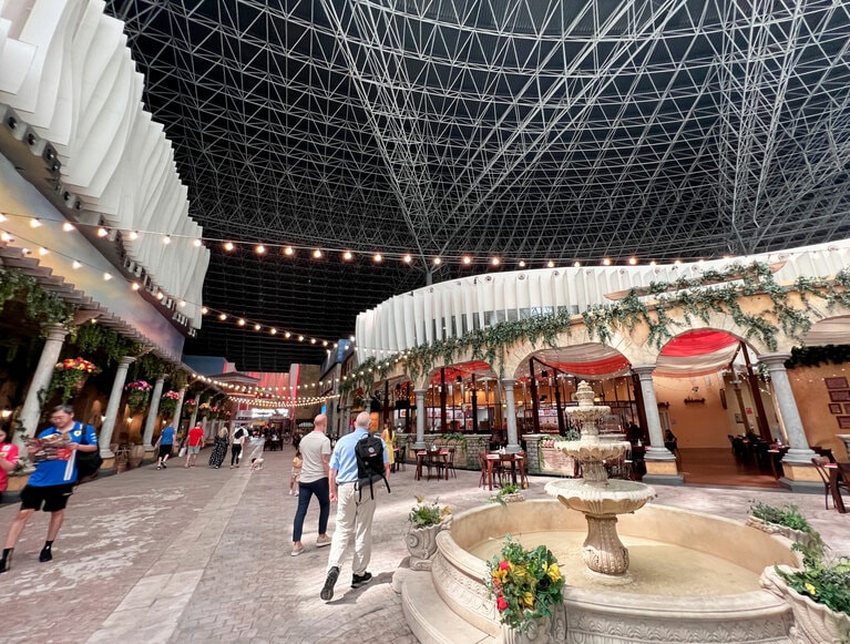 イタリアンゾーンではマラネッロの町並みが再現されている。