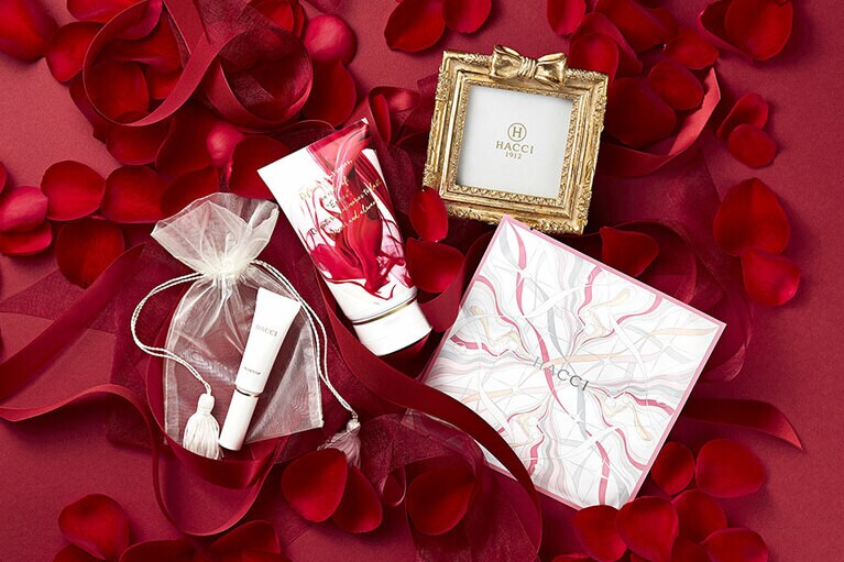 ボディクリーム エピス 95g、保湿専用リップ 7g、HACCI シートマスク 1枚(上下セット 32mL)、フォトフレーム(写真と形状が異なる場合あり)。