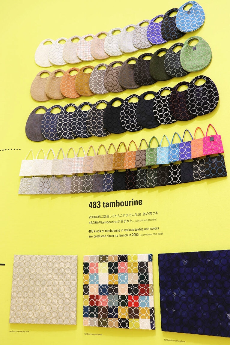 「実」のセクションでは、ミナ ペルホネンの代表的なパターン「tambourine（タンバリン）」にフォーカス。ひとつのデザインが生まれてから、生地になり、洋服やインテリアといった様々なプロダクトに展開していく様子を紹介。