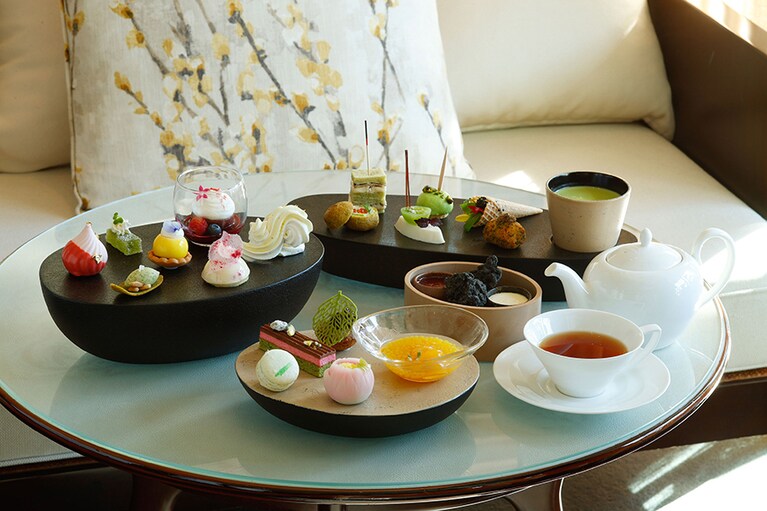 「アフタヌーンティー “Stones”」は2時間半制。1名 8,000円／グラスシャンパーニュ付 10,400円(税込・サ別)、1日限定20食、要予約。