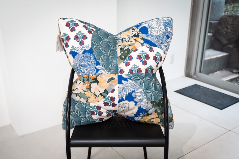 リバティ・ロンドンとP＆Jベイカーのファブリックを組み合わせたクッション。91,300円。