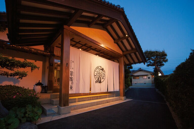 【温泉ゲストハウス 翠鳩の巣】築45年の建物。