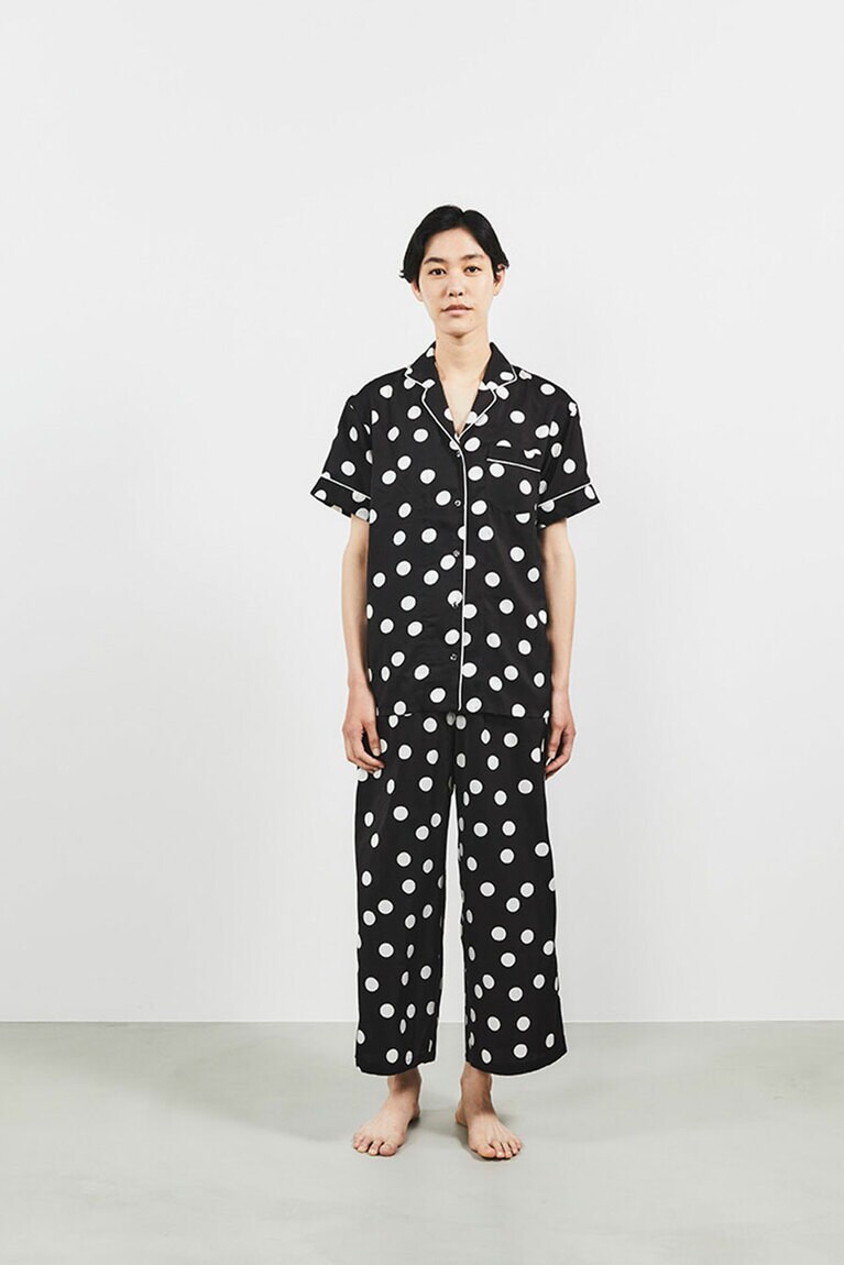 ワンピースタイプのほかシャツとパンツのセットアップも。