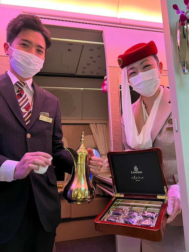 スパイスが効いたアラビアコーヒーとデーツ。この日は日本人CAさんがおふたり。きめ細やかな心遣いに感謝。