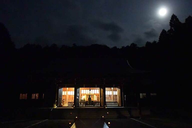 おごそかな空気に包まれた隠岐神社。夜のお参りの日だけ、明かりが灯ります。