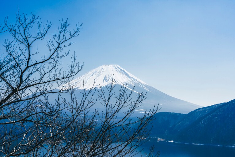 中ノ倉峠頂上から望む富士山。