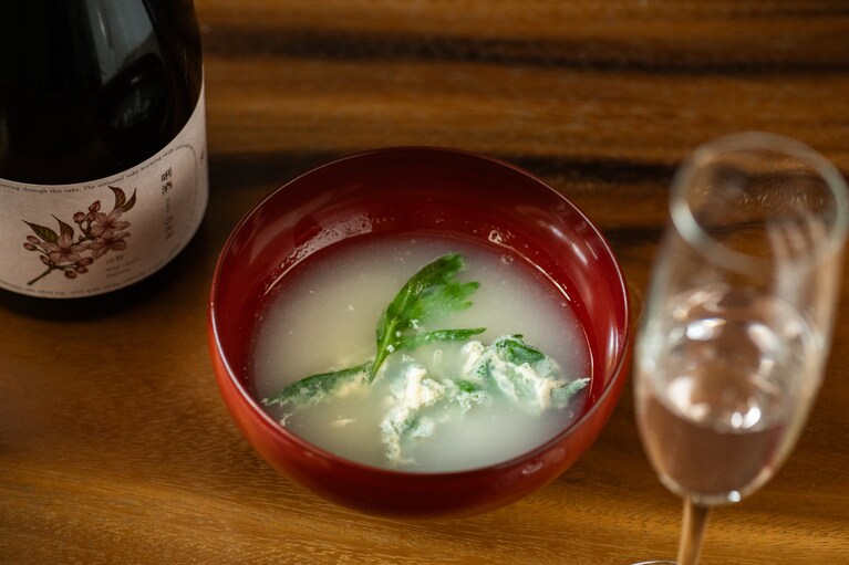 「よもぎ」には、100年以上の歴史をもつ八海醸造の「唎酒 No.088 山桜」をペアリング。