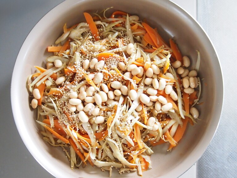 ごぼうが柔らかくなってきたら、軽く擦った白炒りごま、大豆の水煮を入れる。