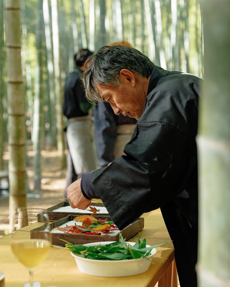 葉の彩りを配置。