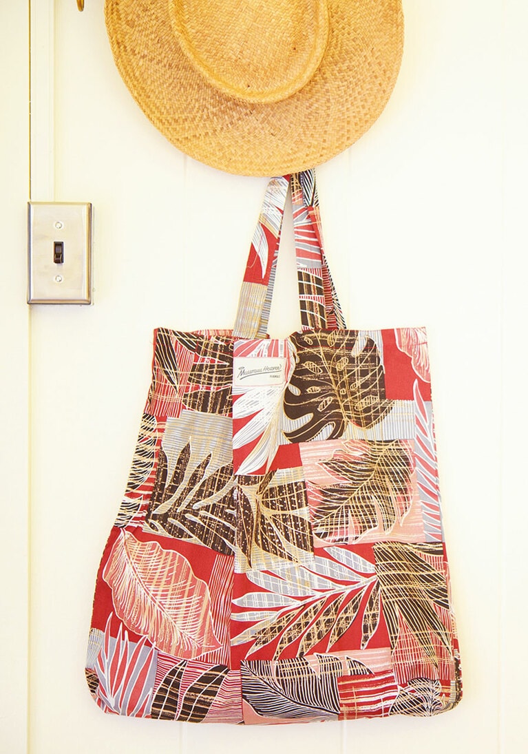 Muumuu Heaven モンステラ柄のトートバッグ 15ドル。