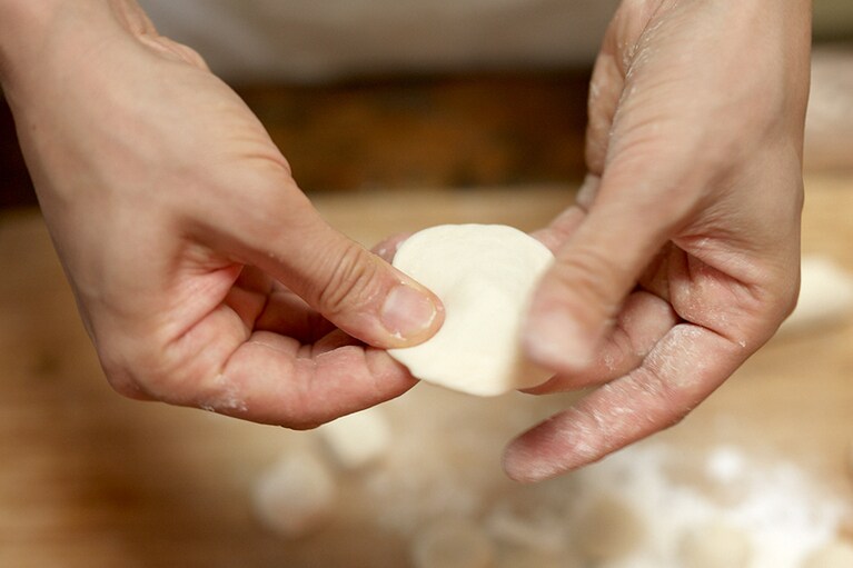 手で丸め、直径6cmほどの円形にのばす。手でのばせばらくちん。