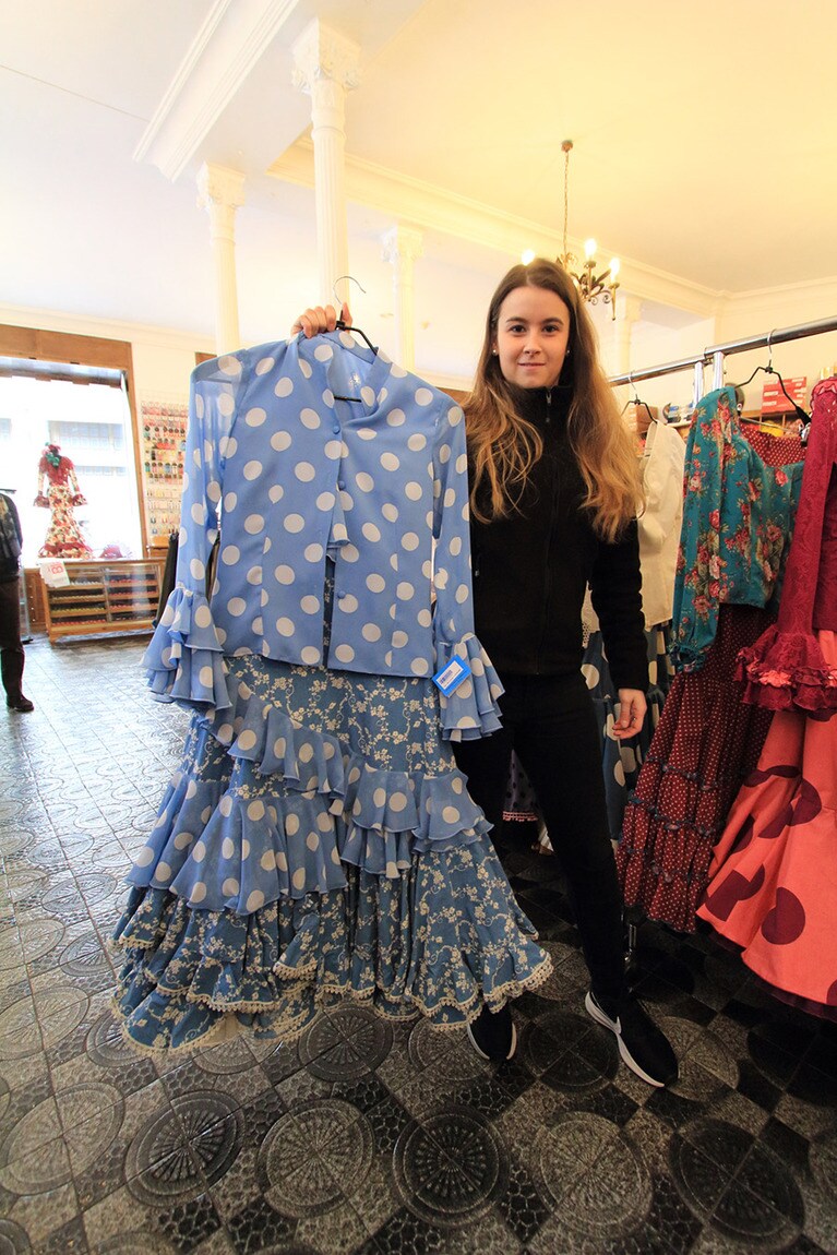 こちらは街着としても着ることができそうなデザイン。