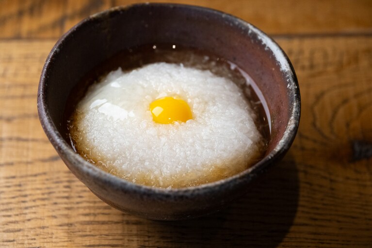 大根おろしとうずらの卵にしょうゆベースの自家製だしがかかった、開店当時からずっと変わらないお通し。焼きを待ちながら、これを合いの手にまず飲む。