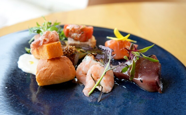 前菜初カツオ、サーモンの塩麹ソースいくら乗せ　ケークサレ　自家製コンビーフ、ポレンタ他　1,680円～（仕入れにより変動）。