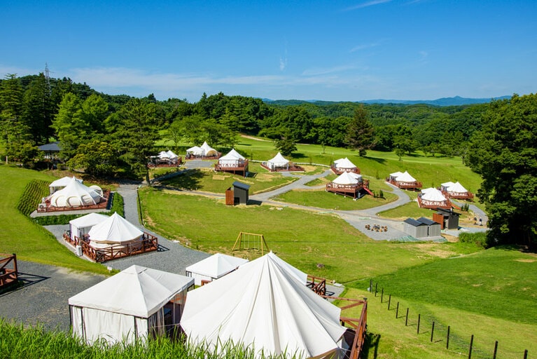 隣のテントとの距離もじゅうぶんにあり、開放的な気分が味わえるマウナヴィレッジ。