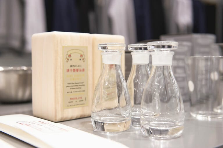 THE 醤油差し 3,000円、ギフトボックス入り 3,500円。