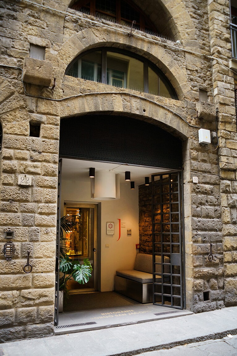 レストランの前の通りの名前が、そのまま店名となっている。