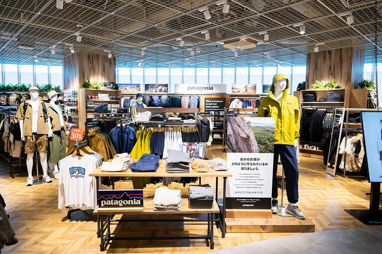 リサイクル素材やオーガニック素材、フェアトレード・サーティファイド縫製による製品が並ぶ、「パタゴニア」の売場。