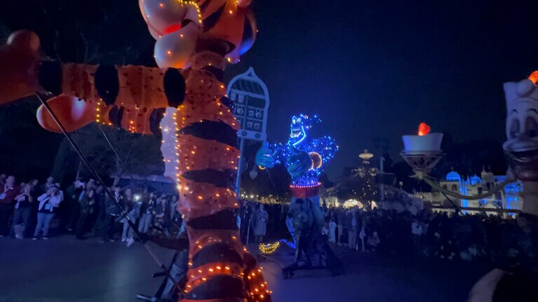 ダンサーが一人一人操縦して動かしているのも見どころ