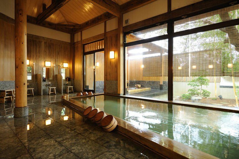 地下水をくみ上げた柔らかな湯で旅の疲れを洗い流せる大浴場。