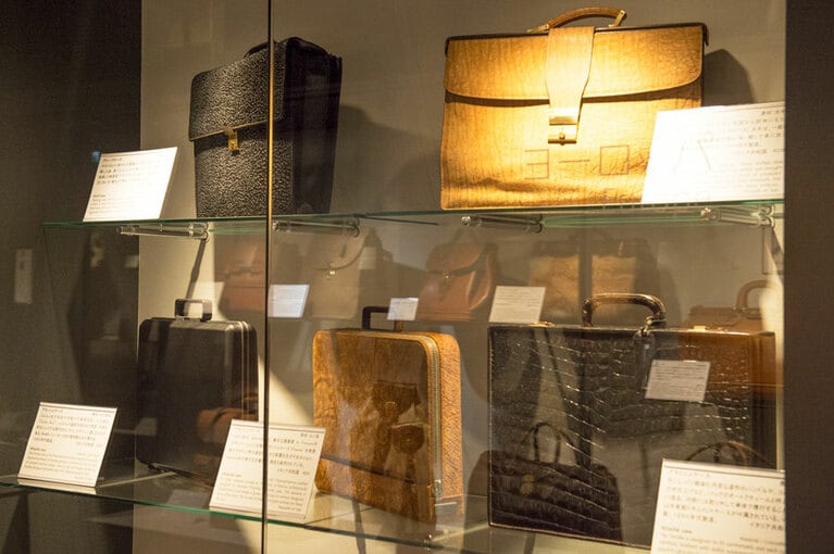 1950～1970年代に製造されたエキゾチックレザーバッグのコーナー。上段左がサメ革、上段右が水牛革、下段中央がカバ革、下段右がワニ革。なお、下段左はヴァレクストラ社が初めて手掛けた樹脂成型によるバッグ。